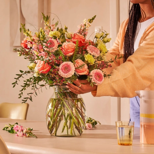 Afbeelding: Vrouw met boeket bloemen in Kapelle